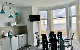 The Charlton - Sea Front Apartments & Studio Rooms